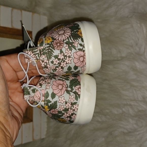 CAT & JACK SLIP ON SNEAKERS - Picture 5 of 16